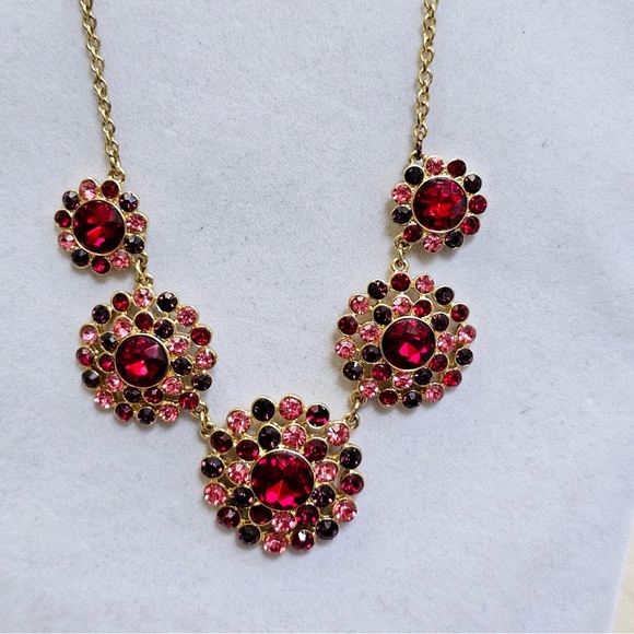 SET!  Liz Claiborne Jeweled Necklace and Dyed Shell Stretchy Bracelet Set - Picture 3 of 12